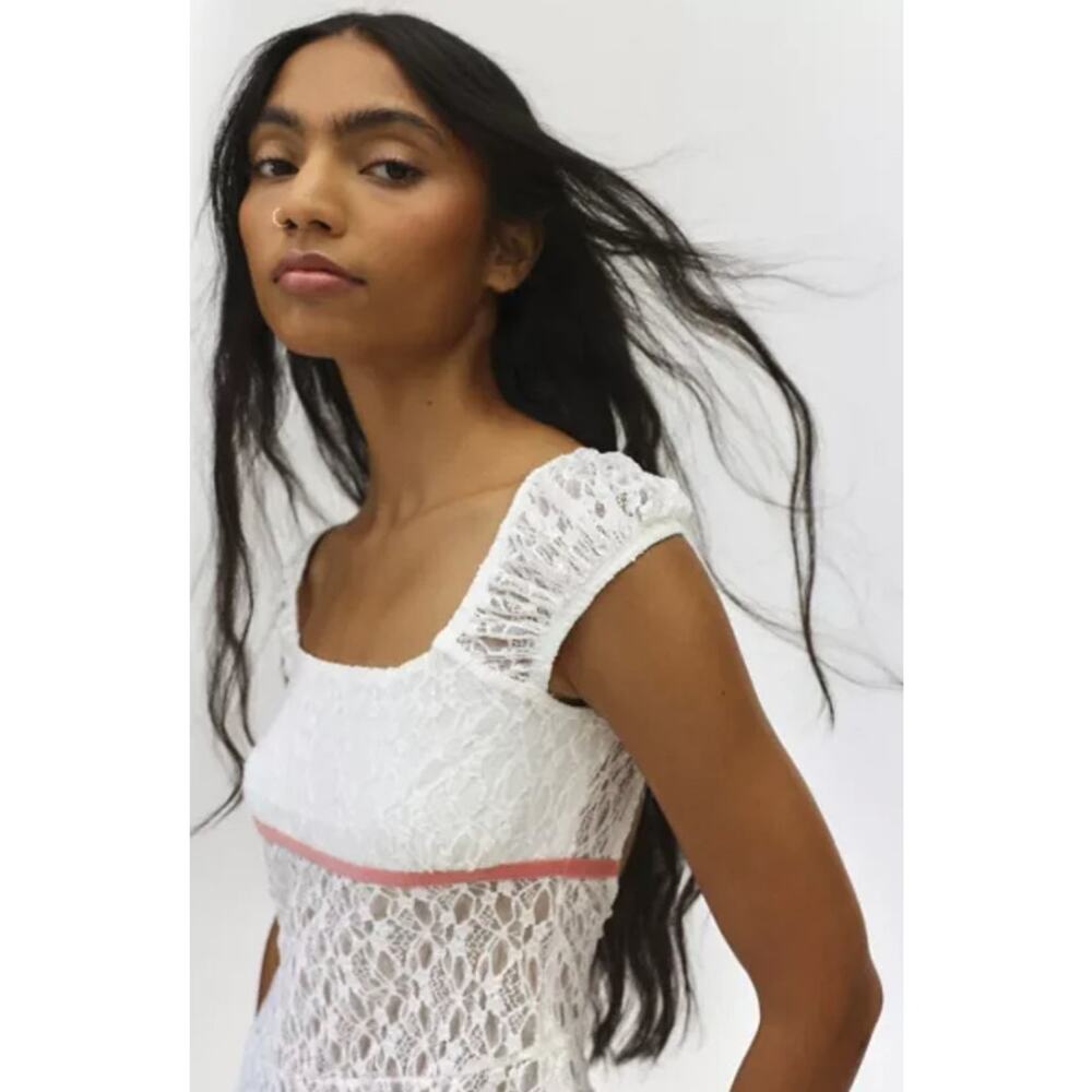 Urban Outfitters Kimchi Blue‎ Penelope Lace Keyhole Back Top Size L NWOT